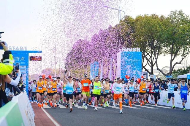 开云体育登录入口-五千跑者集结，2026苏州太湖数字半程马拉松开跑